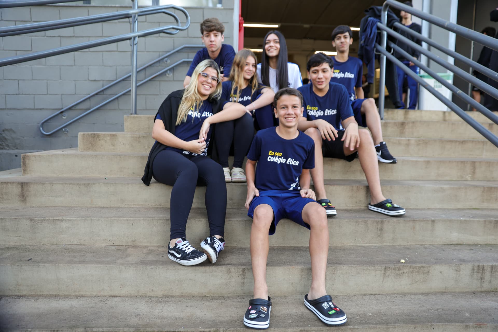 Grupo de estudantes do Colégio Ética na escadaria
