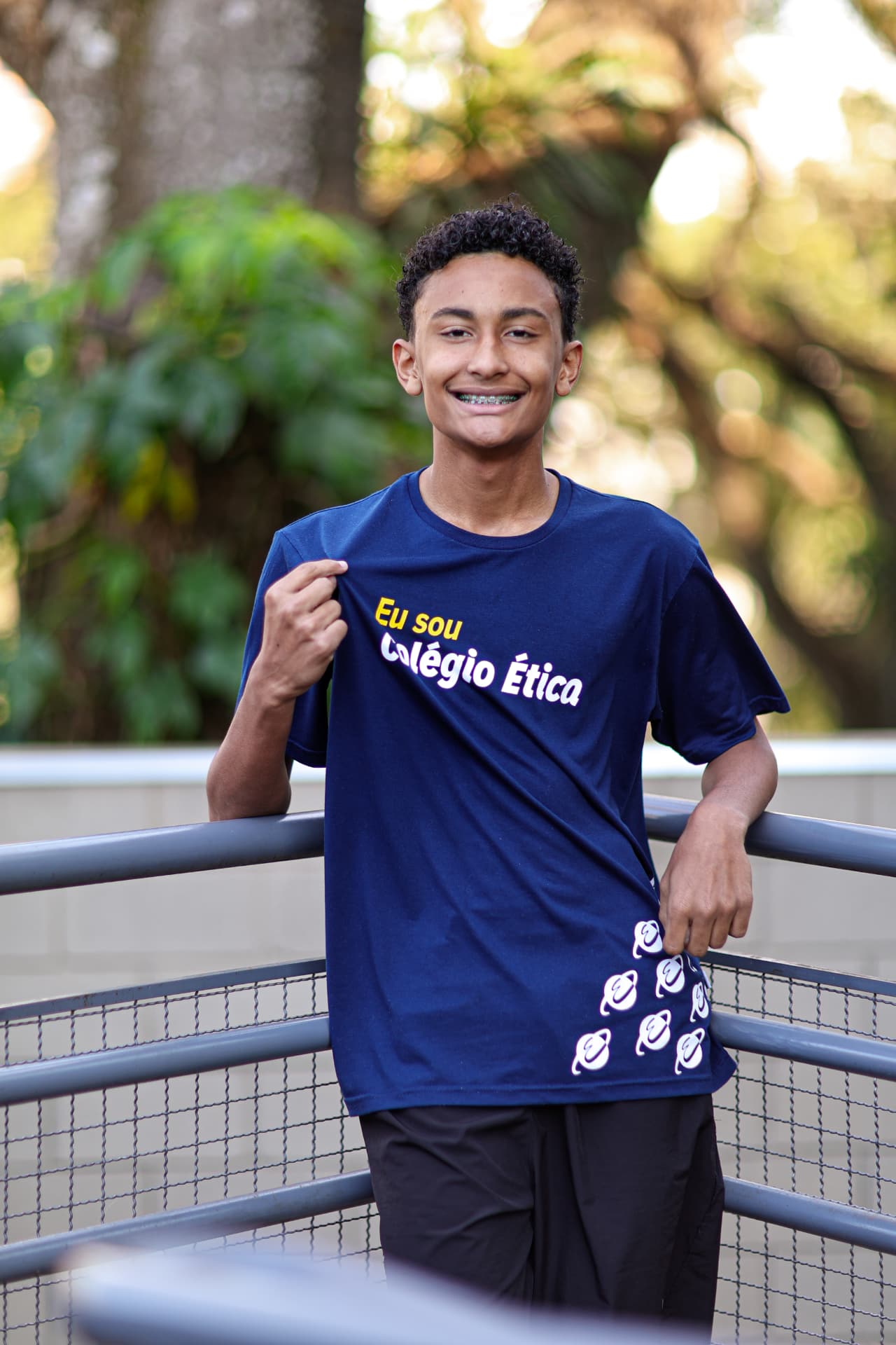 Estudante do Colégio Ética em área externa