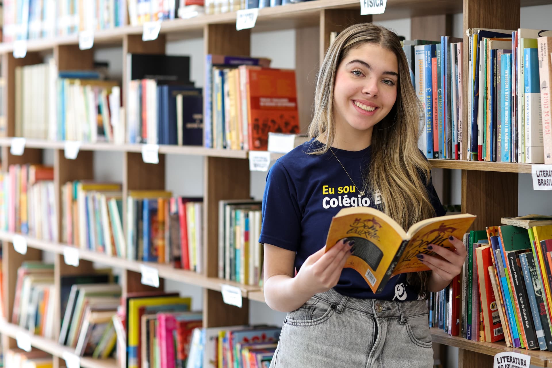 Estudante na biblioteca do Colégio Ética